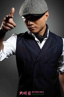 龙飞龙泽个人资料,才华横溢的年轻才俊，揭秘其成长历程与辉煌成就